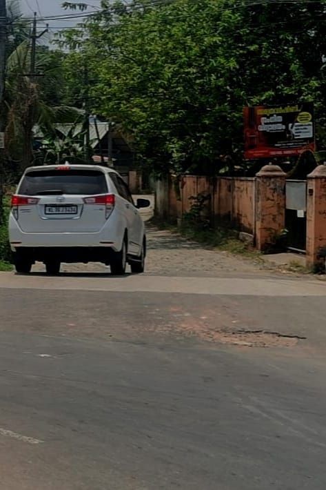 തകർന്ന റോഡ് നന്നാക്കാൻ അടിയന്തര നടപടി വേണം