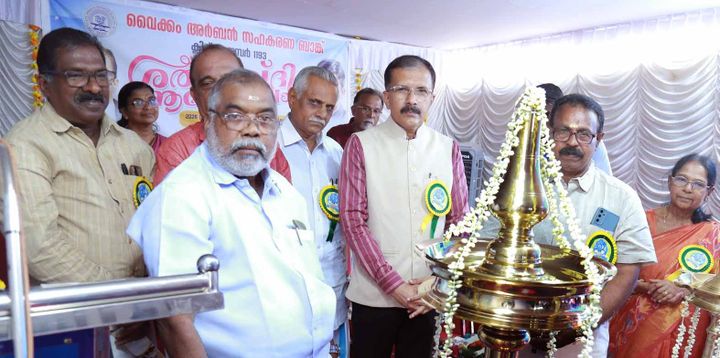 അയ്യേരിൽ കരുണാകരൻ നായരുടെ സ്മരണക്കായി നിലവിളക്ക് സമർപ്പിച്ചു