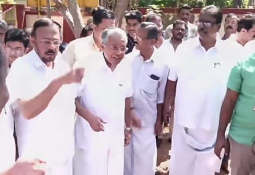 മുഖ്യമന്ത്രി പിണറായി വിജയൻ ധർമ്മടത്ത് പത്രിക സമർപ്പിച്ചു