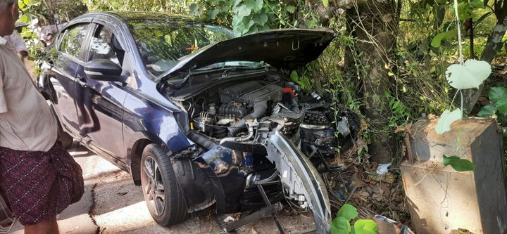 കാർ നിയന്ത്രണം വിട്ട് കലുങ്കിലിടിച്ച് തകർന്നു