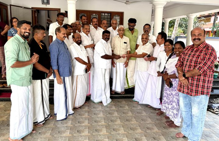 കെട്ടിവെയ്ക്കാനുള്ള തുക കൈമാറി