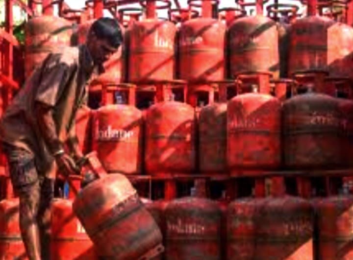 എൽ.പി.ജി സിലിണ്ടറുകളുടെ അളവ് കുറയ്ക്കാൻ എണ്ണ കമ്പനികളുടെ നീക്കം