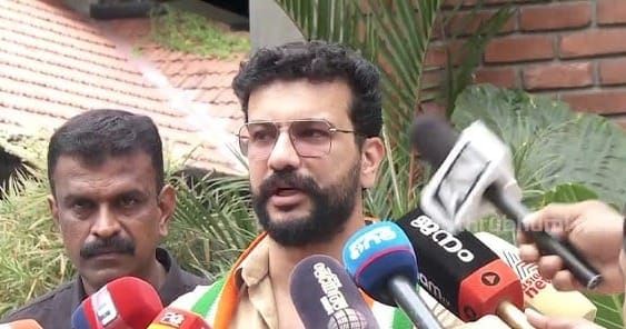 പാലക്കാട്ടെ യു.ഡി.എഫ് സ്ഥാനാര്‍ഥി രമേഷ് പിഷാരടിയെ തടഞ്ഞ് ബി.ജെ.പി പ്രവര്‍ത്തകര്‍