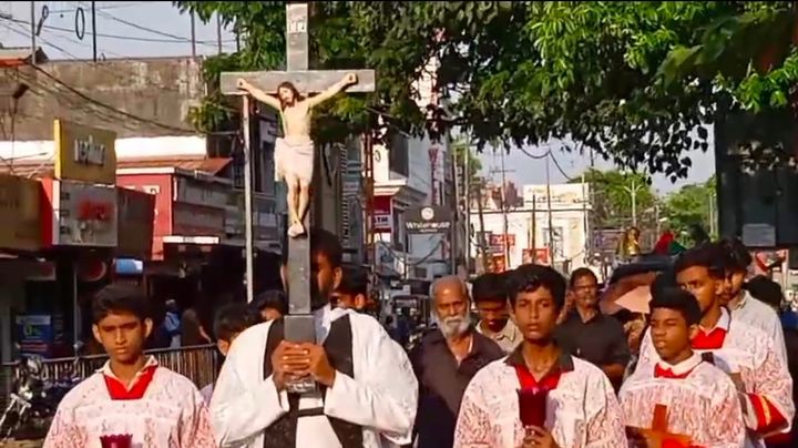 സഹനശക്തിയുടെ സന്ദേശം വിളംബരം ചെയ്ത് വൈക്കത്ത് ദുഃഖവെള്ളി പ്രദക്ഷിണം