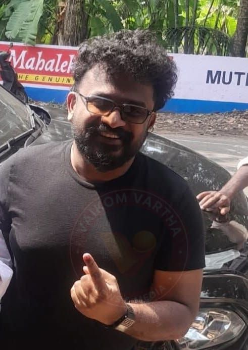 സംവിധായകൻ തരുൺ മൂർത്തി വോട്ട് രേഖപ്പെടുത്തി