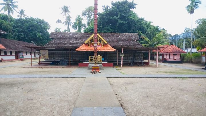 മൂത്തേടത്തുകാവ് ക്ഷേത്രത്തില്‍ വിഷു ഉത്സവം; ഗരുഡന്‍മാരുടെ വഴിപാട് തൂക്കങ്ങള്‍ നാളെ