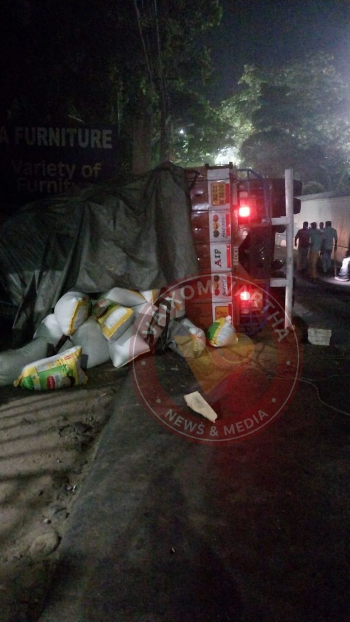 തെക്കെ നട വളവിന് സമീപം ലോറി മറിഞ്ഞു