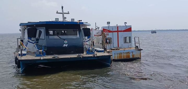 സോളാർ ബോട്ട് യന്ത്രതകരാറിനെ തുടർന്ന് യാത്രക്കാരുമായി കായലിൽ കുടുങ്ങി