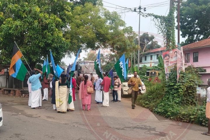 കേരള ഹർത്താൽ സമരാനുകൂലികൾ വൈക്കത്ത് കെ.എസ്.ആർ.ടി.സി ബസ്സുകൾ തടഞ്ഞു