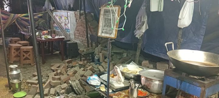 പാർക്ക് ചെയ്യുന്നതിനിടെ ബസ് മതിലിൽ ഇടിച്ച് മതിൽ തകർന്ന് തട്ടുകടയ്ക്ക് മേൽ പതിച്ചു