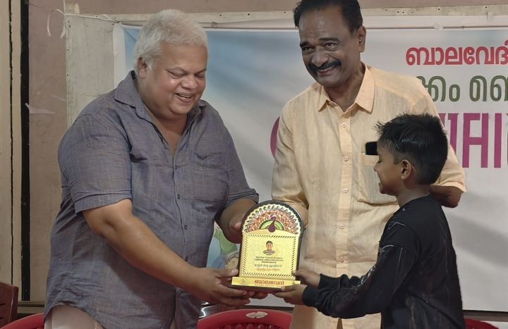 നാട്ടിലെ താരങ്ങൾക്ക് ആദരം