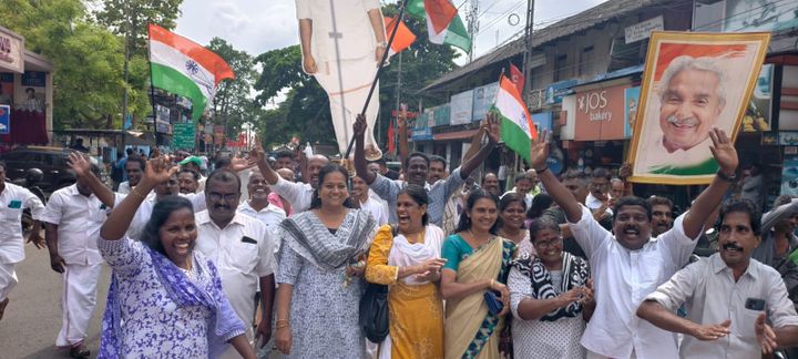 കൊടുങ്കാറ്റിൽ കടപുഴകി വൈക്കവും