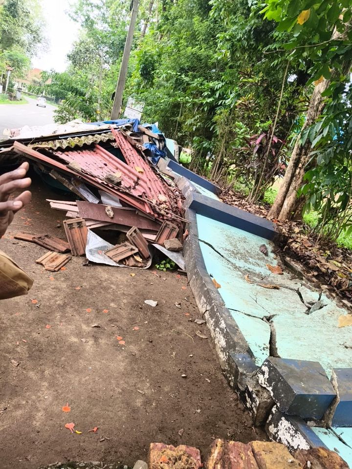 സ്കൂളിൻ്റെ മതിൽ ഇടിഞ്ഞുവീണ് പെട്ടിക്കട തകർന്നു