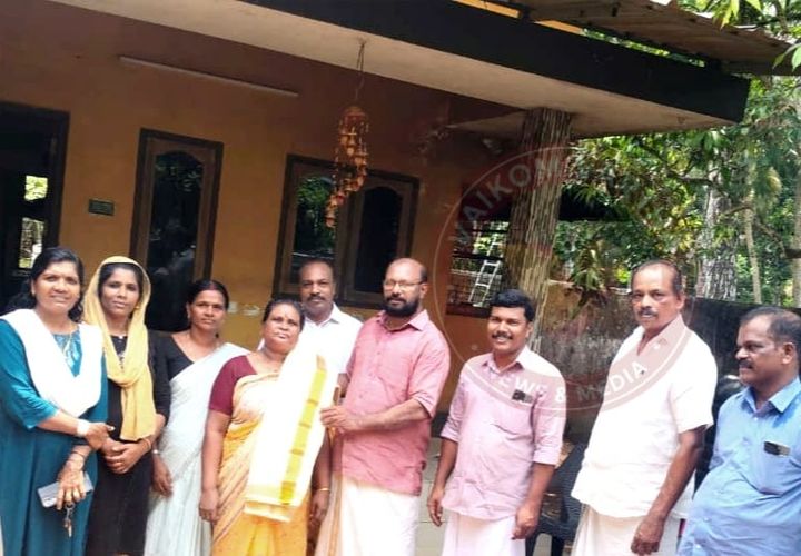 മകൾക്കായി സമർപ്പിച്ച ജീവിതം; പ്രസന്ന കുമാരിയെ വീട്ടിലെത്തി ആദരിച്ച് ജനപ്രതിനിധികൾ