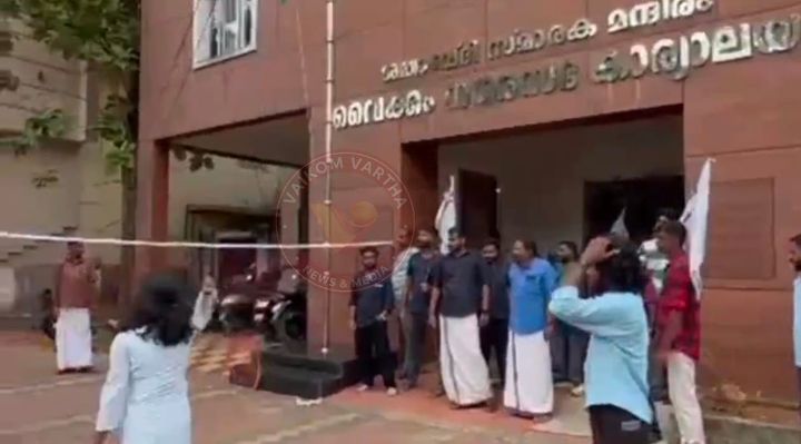 നഗരസഭ മുറ്റത്ത് ബാഡ്മിന്റൺ കളിച്ച് ഡി.വൈ.എഫ്.ഐ പ്രതിഷേധം; പ്രവർത്തകർക്കെതിരെ പരാതിയുമായി ചെയർമാൻ