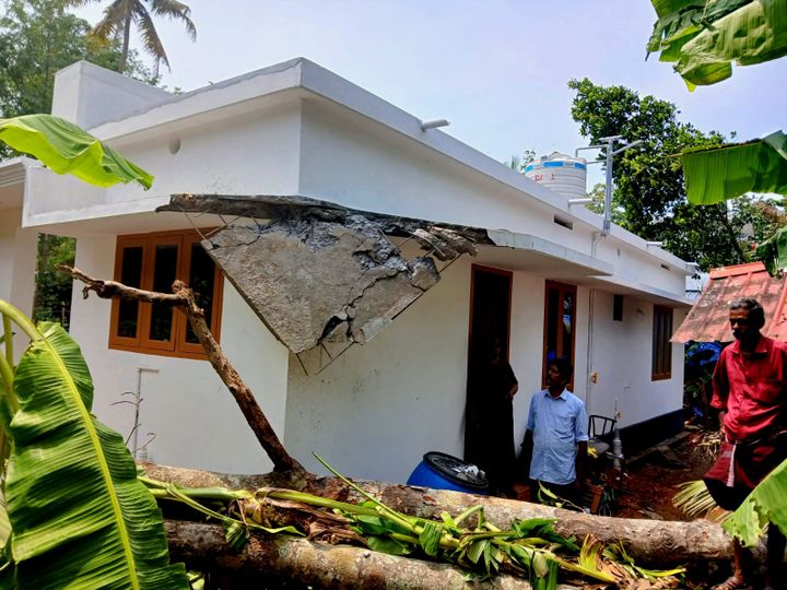 മരം വീണ് വീടുകൾക്ക് നാശനഷ്ടം
