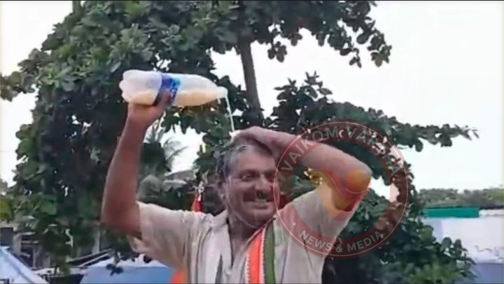 വി.ഡി. സതീശൻ മുഖ്യമന്ത്രിയായതിൽ പാലഭിഷേകം നടത്തി ആഹ്ലാദപ്രകടനം