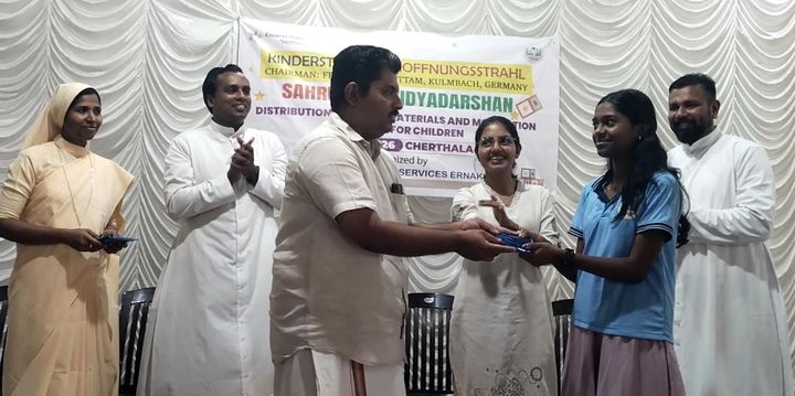 വിദ്യാദർശൻ പദ്ധതി പഠനോപകരണങ്ങൾ വിതരണം ചെയ്തു