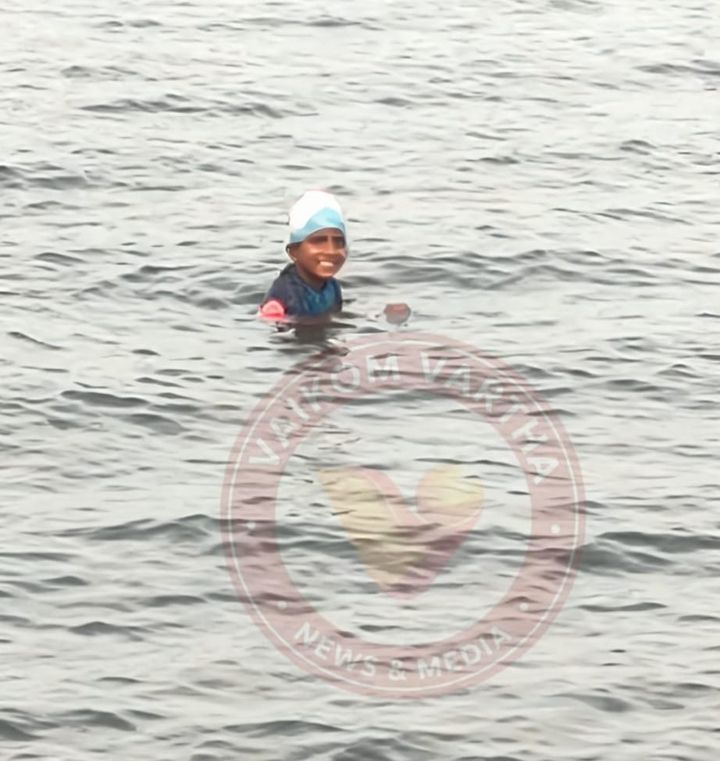 കൈകൾ ബന്ധിച്ച് വേമ്പനാട്ട് കായലിന് കുറുകെ നീന്തിക്കയറി  എട്ടു വയസുകാരൻ