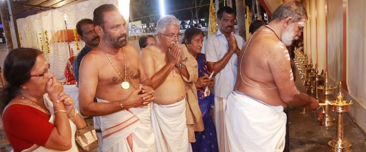 ഭക്തരുടെ സമര്‍പ്പണം- ക്ഷേത്രത്തിന് ചുറ്റും 112 നിലവിളക്കുകള്‍ ഭക്തിയുടെ പ്രഭചൊരിഞ്ഞു
