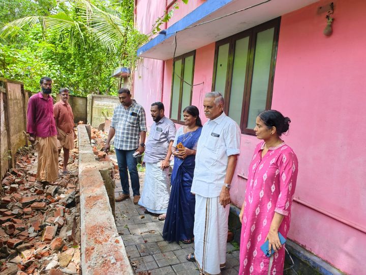 അപകടാവസ്ഥയിലായ ചുറ്റുമതിൽ നഗരസഭയുടെ നേതൃത്വത്തിൽ പൊളിച്ചുനീക്കി