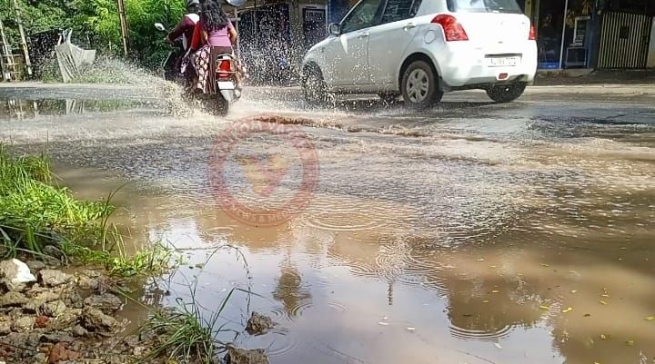 വടയാർ പാലത്തിന് സമീപം റോഡിൽ വെള്ളക്കെട്ട്: വൈക്കം-കോട്ടയം റോഡിൽ അപകടഭീതിയൊഴിയാതെ യാത്രക്കാർ