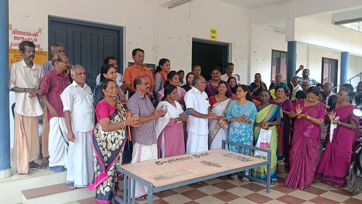 വയോജനങ്ങൾക്ക് കട്ടിൽ വിതരണം നടത്തി