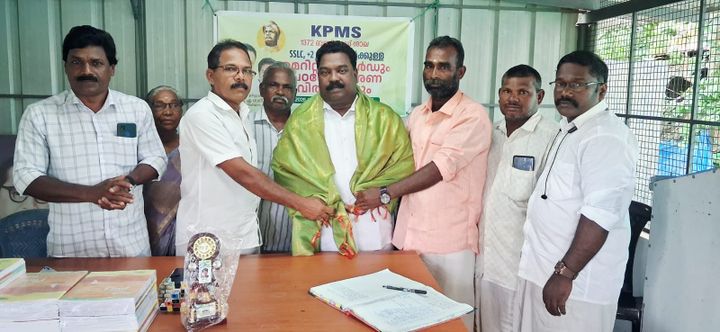 പഠനോപകരണ വിതരണവും. അഡ്വ.എ. സനീഷ്കുമാറിന് അനുമോദനവും
