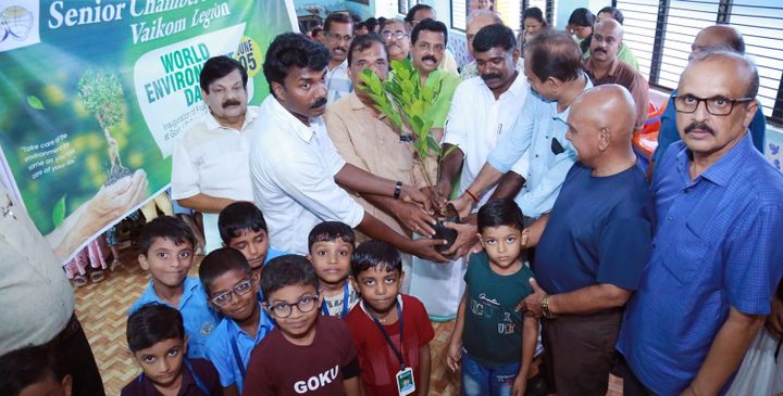 സ്‌കൂള്‍ വളപ്പില്‍ വൃക്ഷത്തൈനടീലും ഫലവൃക്ഷത്തൈകള്‍ വിതരണവും നടത്തി
