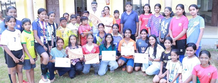 ഹോക്കിയില്‍ പരിശീലനം പൂര്‍ത്തിയാക്കിയ വനിതാ താരങ്ങള്‍ക്ക്  സര്‍ട്ടിഫിക്കറ്റുകള്‍ വിതരണം ചെയ്തു