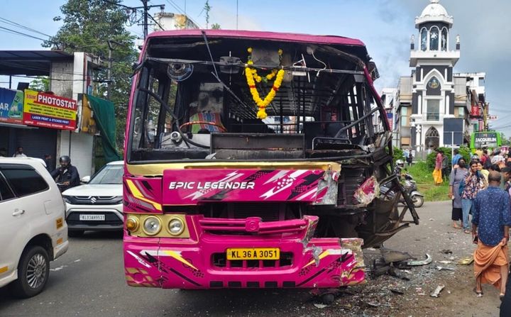 ഏറ്റുമാനൂരിൽ സ്വകാര്യ ബസുകൾ കൂട്ടിയിടിച്ച് അപകടം: യാത്രക്കാരന് പരിക്ക്