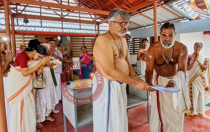 വടക്കുംകൂർ മൂകാംബിക സരസ്വതി ക്ഷേത്രത്തിൽ ലളിതാ സഹസ്രനാമ ശ്ലോക ഹാര ഗ്രന്ഥം സമർപ്പിച്ചു