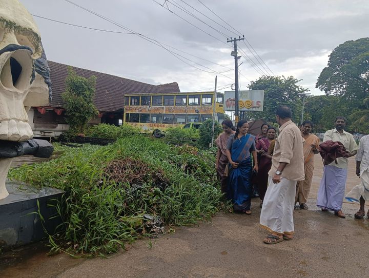 ബിച്ചിലെ മാലിന്യം അടിയന്തിരമായി നിക്കം ചെയ്യുക