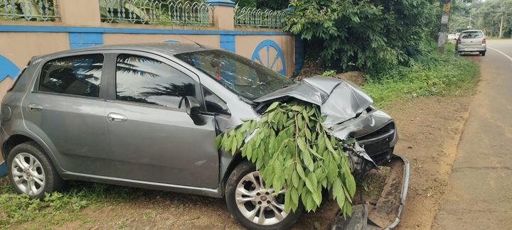 ഇളങ്ങുളത്ത് കാറുകൾ കൂട്ടിയിടിച്ച് അപകടം