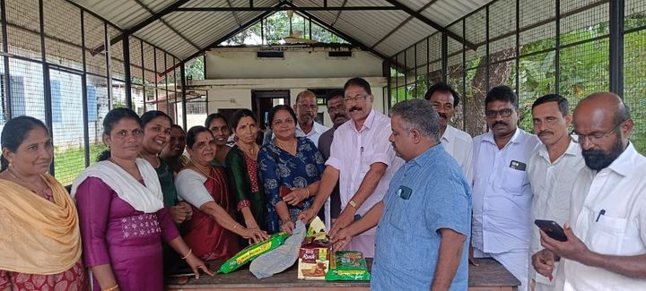 ദുരിതാശ്വാസ ക്യാമ്പിൽ കുടുംബശ്രീ പ്രവർത്തകർ അവശ്യസാധനങ്ങൾ നൽകി