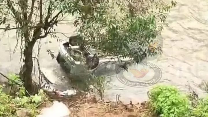 കാര്‍ തോട്ടിലേക്ക് മറിഞ്ഞ് ഒരാള്‍ മരിച്ചു