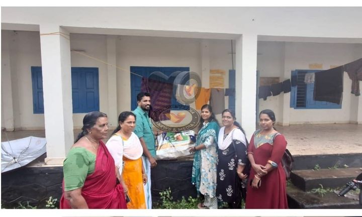 കുടുംബശ്രീ പ്രവർത്തകർ ദുരിതാശ്വാസ ക്യാമ്പിലേക്ക് ഭക്ഷണ സാധനങ്ങൾ നൽകി