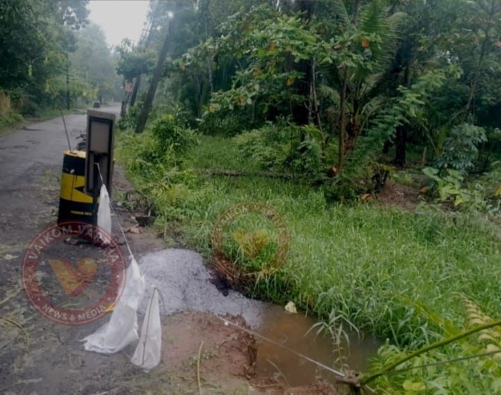ഉദയനാപുരത്ത് റോഡിന്റെ കൽക്കെട്ട് തോട്ടിലേക്ക് ഇടിഞ്ഞുവീണു