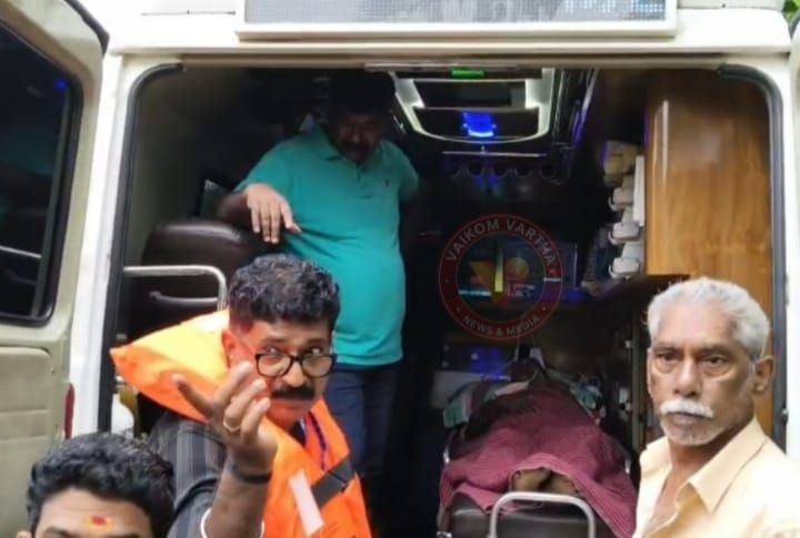 വീടിനുള്ളിൽ വെള്ളം കയറി കുഴഞ്ഞുവീണ വൃദ്ധന് രക്ഷകരായി ജനപ്രതിനിധികളും ഫയർഫോഴ്സും