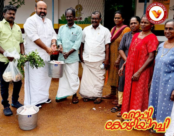 ദുരിതാശ്വാസ ക്യാമ്പിൽ കോഴിയിറച്ചിയും പച്ചക്കറികളും എത്തിച്ചു നൽകി വൈക്കം ടൗൺ മണ്ഡലം കോൺഗ്രസ് കമ്മിറ്റി