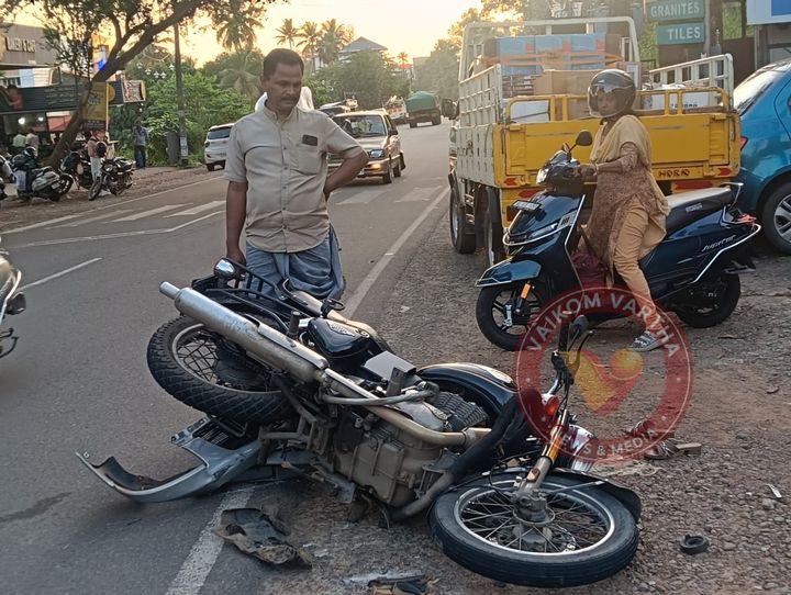 കാറും ബൈക്കും കൂട്ടിയിടിച്ച് രണ്ട് പേർക്ക് പരിക്ക്