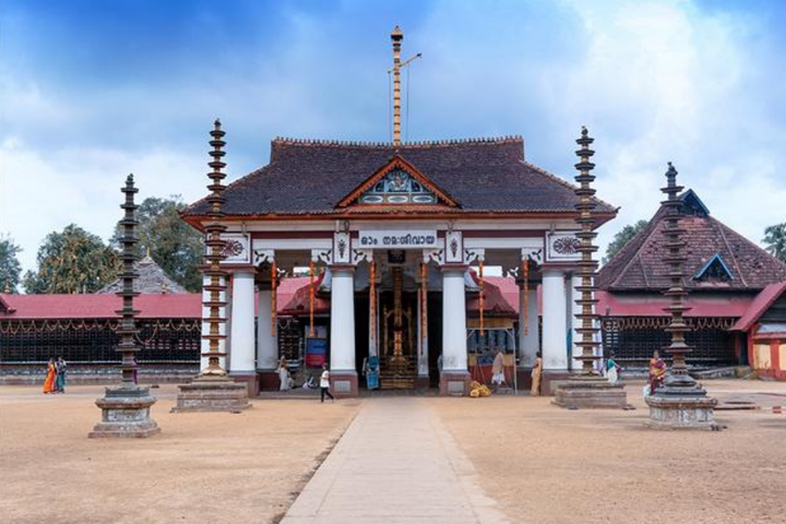 ക്ഷേത്രമതില്‍ക്കകത്ത് ഭക്തരെ ബുദ്ധിമുട്ടിക്കുന്ന കച്ചവടങ്ങള്‍ തടയണം: ക്ഷേത്രസംരക്ഷണസമിതി