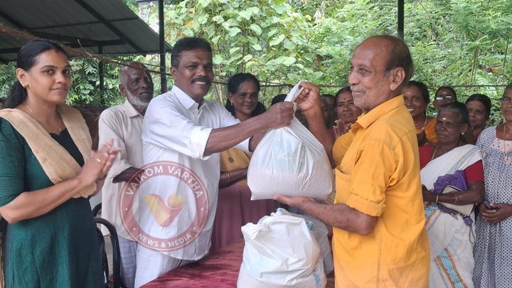 കയർത്തൊഴിലാളികൾക്ക് ബോണസും ഓണക്കിറ്റും വിതരണം ചെയ്തു