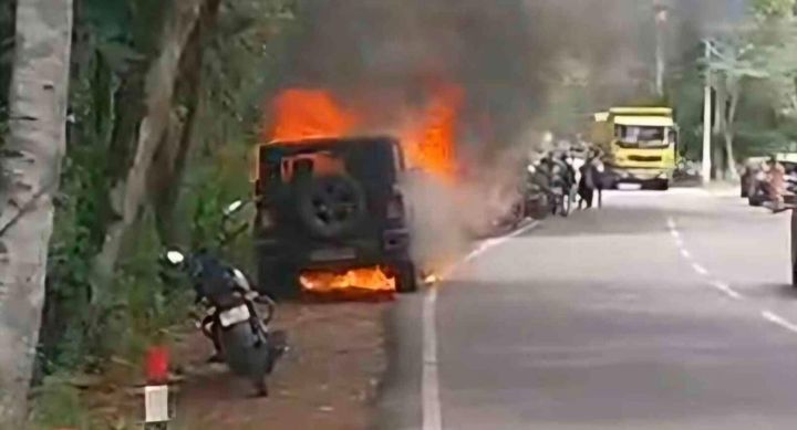 ഓടിക്കൊണ്ടിരുന്ന ഥാർ ജീപ്പിന് തീപിടിച്ചു