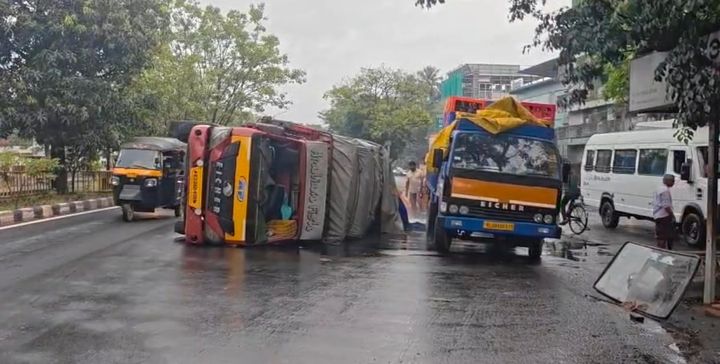 ദേശീയ പാതയിൽ അപകടം, പാലാരിവട്ടം വെണ്ണല ഭാഗത്ത് ലോറി മറിഞ്ഞു