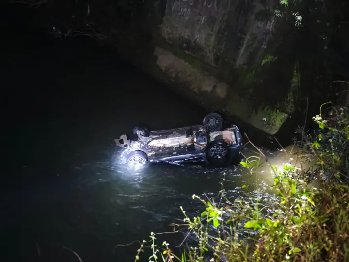 ഇടുക്കി ഏലപ്പാറയിൽ കാർ പുഴയിലേക്ക് മറിഞ്ഞ് യുവാവിന് ദാരുണാന്ത്യം