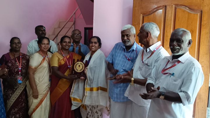 എൽ.എൽ.എം ഒന്നാം റാങ്ക് ജേതാവ് അരുണിമക്ക് ആദരവുമായി നിത്യസായകൻ ട്രസ്റ്റ്‌
