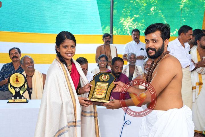 സാഹസിക നീന്തൽതാരം സൂര്യഗായത്രിക്ക് ആദരം