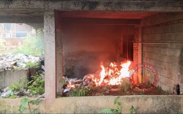 തലയോലപ്പറമ്പിൽ മത്സ്യ മാർക്കറ്റിനു സമീപം മാലിന്യക്കൂമ്പാരത്തിന് തീപിടിച്ചു