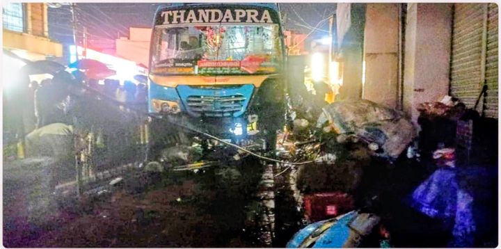 കോട്ടയത്ത് നിയന്ത്രണം വിട്ട സ്വകാര്യ ബസ് ഫുട്പാത്തിലേക്ക് ഇരച്ചുകയറി 6 പേർക്ക് പരിക്ക്. 2 പേരുടെ നില ഗുരുതരം